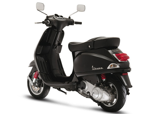 Vespa S nh&igrave;n từ ph&iacute;a sau. Ảnh: indianbikernews