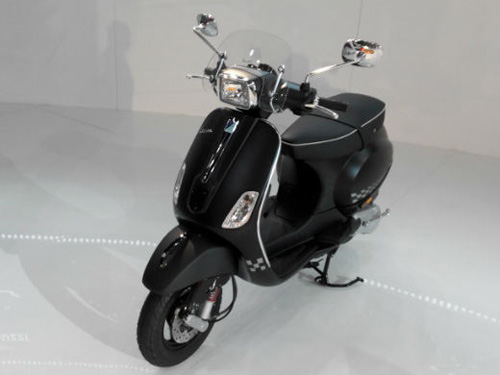 Vespa S m&agrave;u đen. Ảnh: Zigwheels.com