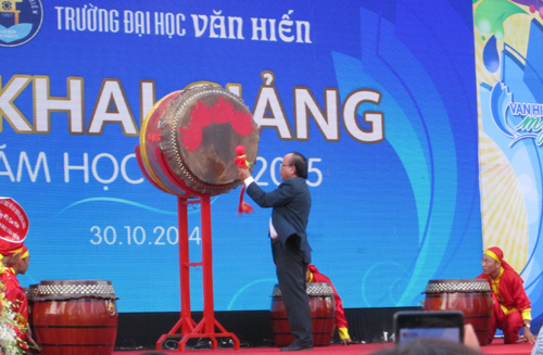 PGS-TS Trần Văn Thiện, Hiệu trưởng Trường ĐH Văn Hiến đ&aacute;nh trống khai giảng năm học 2014-2015
