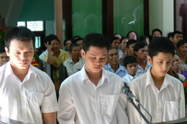 Giành hát karaoke không được, giết chết một người