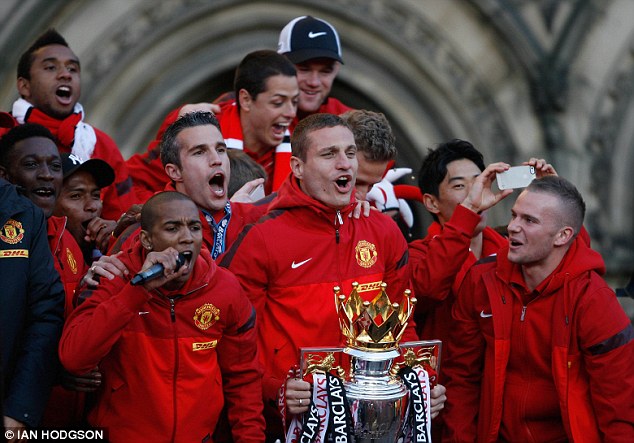 &nbsp;Vidic v&agrave; đồng đội ăn mừng danh hiệu Premier League m&ugrave;a giải trước