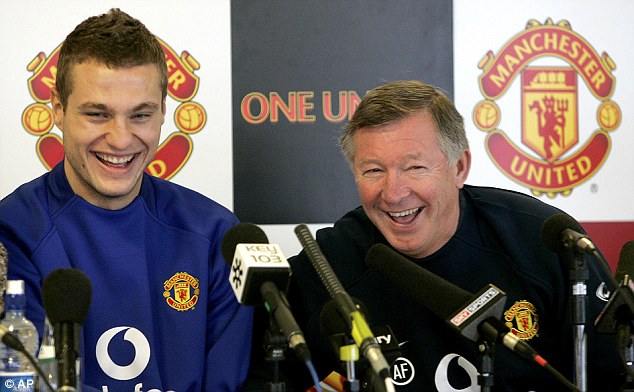 Vidic v&agrave; HLV Feguson trong ng&agrave;y k&yacute; hợp đồng