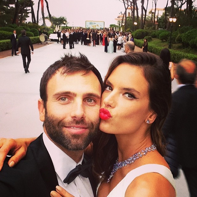 Cái tên quen thuộc Alessandra Ambrosio đã đính ước với doanh nhân Jamie Mazur