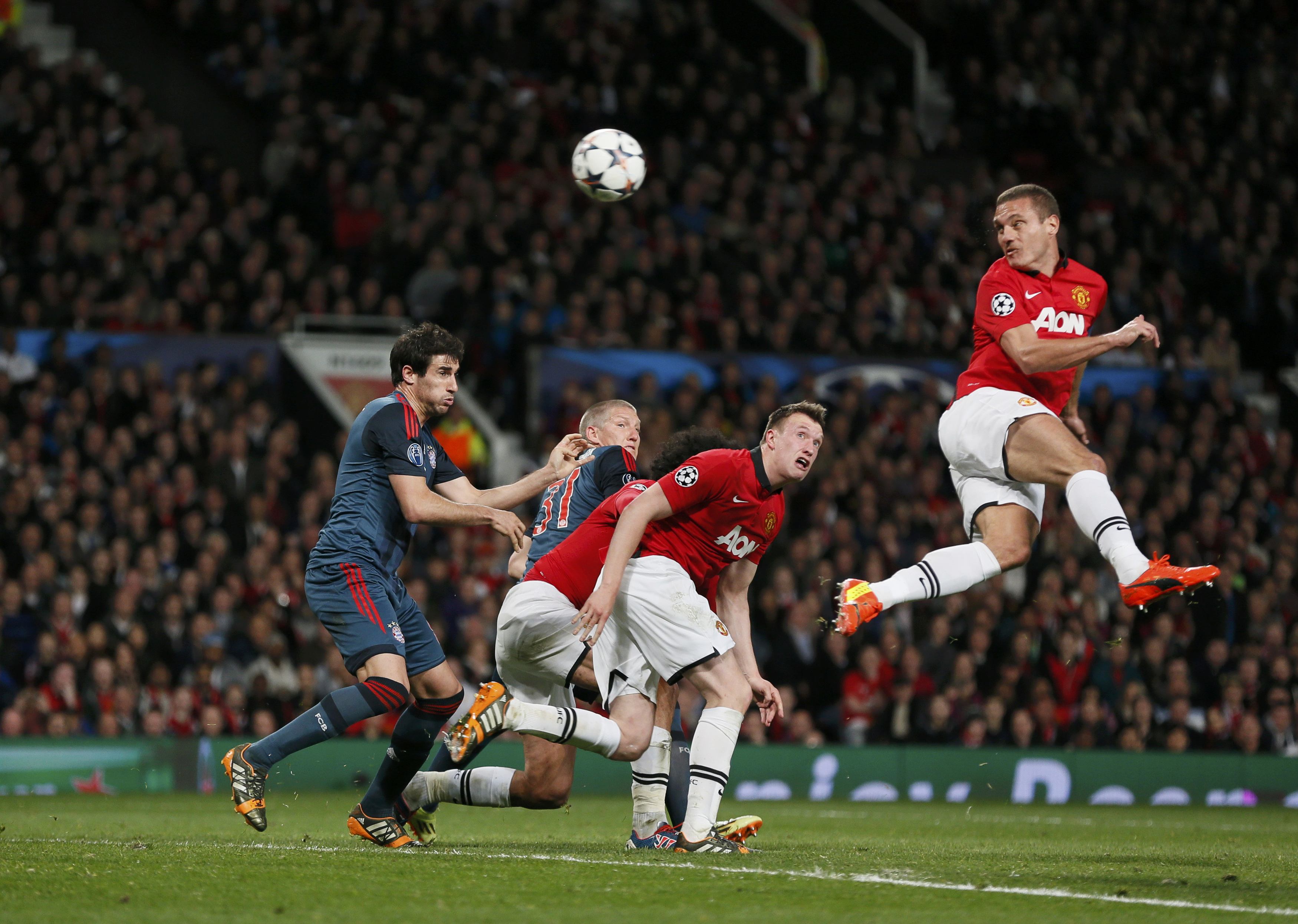 Vidic chứng tỏ chưa hết thời với pha đ&aacute;nh đầu ghi b&agrave;n đẳng cấp v&agrave;o lưới Bayern