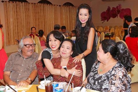 Chị vui vẻ gặp lại bạn b&egrave;
