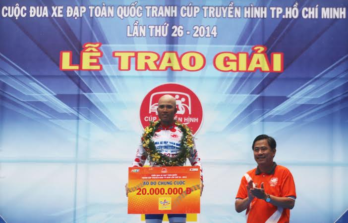 Quốc Việt gi&agrave;nh &Aacute;o đỏ