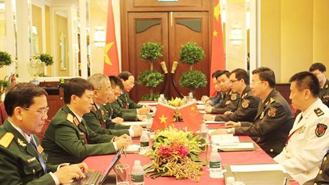 Thứ trưởng Bộ Quốc phòng Nguyễn Chí Vịnh gặp song phương Phó Tổng Tham mưu trưởng Quân đội TQ Vương Quán Trung. Ảnh: TTXVN