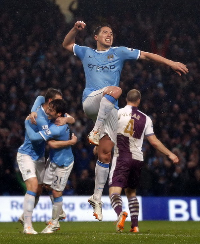 Nasri v&agrave; đồng đội mừng chiến thắng