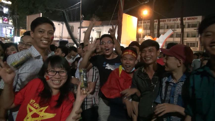 Nhiều người h&acirc;m mộ đổ ra đường phất cờ, giơ cao khẩu hiệu &ldquo;Việt Nam chiến thắng&rdquo; v&agrave; h&aacute;t vang b&agrave;i Như c&oacute; B&aacute;c Hồ trong ng&agrave;y vui đại thắng