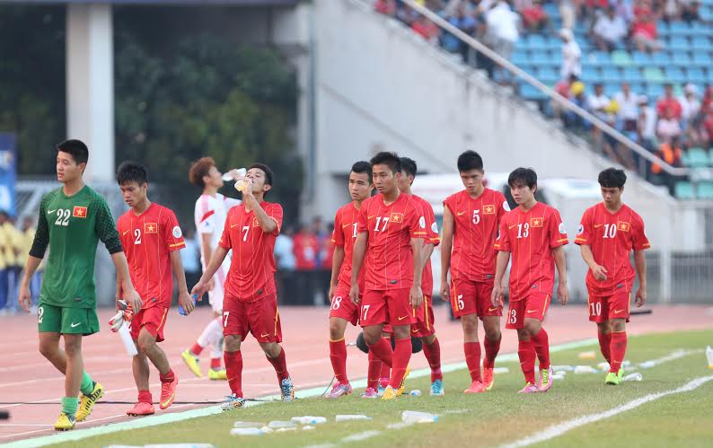 C&aacute;c cầu thủ U19 Việt Nam sau trận h&ograve;a đ&aacute;ng tiếc trước U19 Trung Quốc h&ocirc;m 13-10