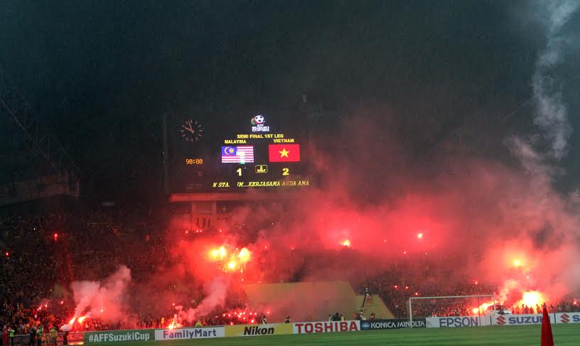 Shah Alam thật sự b&ugrave;ng nổ sau b&agrave;n thắng thứ hai của Văn Quyết