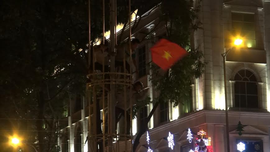 Một số CĐV qu&aacute; kh&iacute;ch leo l&ecirc;n cả c&ocirc;ng tr&igrave;nh đang x&acirc;y dựng ở b&ugrave;ng binh L&ecirc; Duẩn - Phạm Ngọc Thạch phất cờ