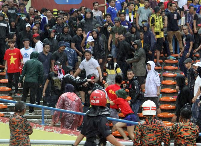 Tứ giận v&igrave; đội nh&agrave; thua trận, CĐV Malaysia đ&atilde; l&agrave;m loạn v&agrave; đ&aacute;nh CĐV Việt Nam