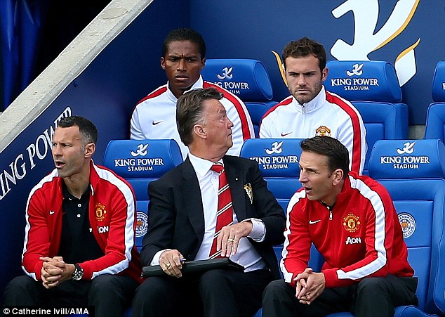 Van Gaal bị cầu thủ chửi: Nội bộ M.U đang rối ren?