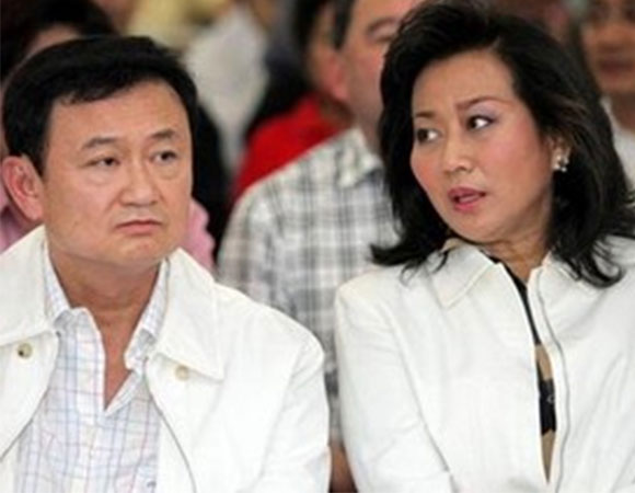 Đi mua sắm, vợ cũ ông Thaksin bị người biểu tình rượt đuổi