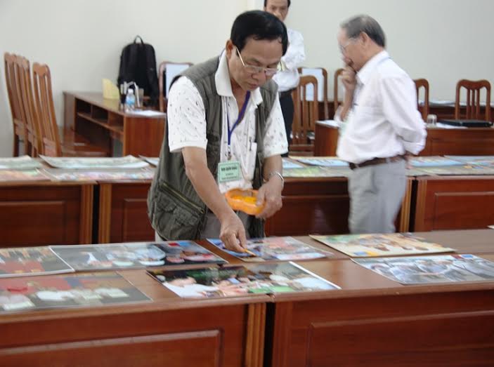 Ban gi&aacute;m khảo đang chấm ảnh dự thi