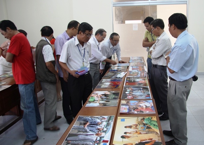 Ban gi&aacute;m khảo đang chấm ảnh dự thi