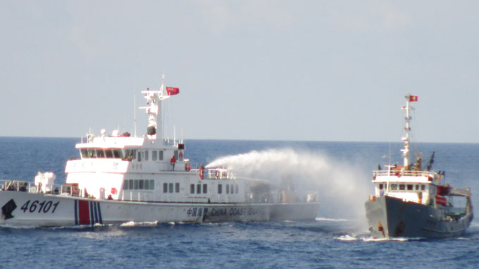 Trung Quốc đưa tàu săn ngầm, hộ vệ tên lửa đến giàn khoan trái phép