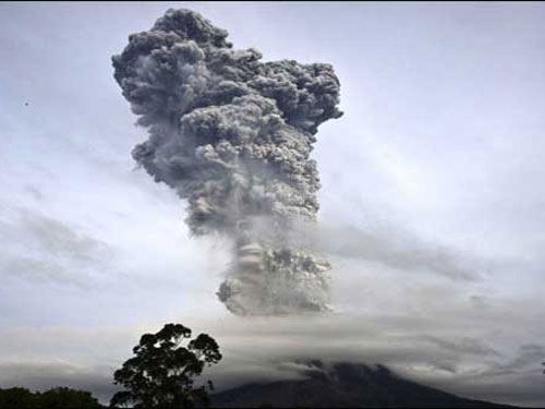 Núi lửa Sinabung phun trào dữ dội hôm 4-1