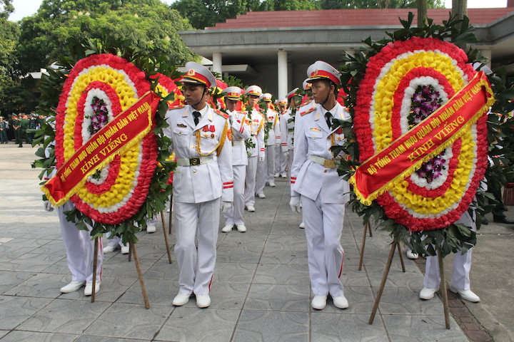 H&agrave;ng trăm v&ograve;ng hoa ngay ngắn chuẩn bị