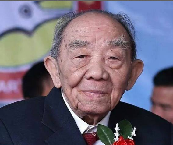 V&otilde; sư đ&atilde; gần 90 tuổi