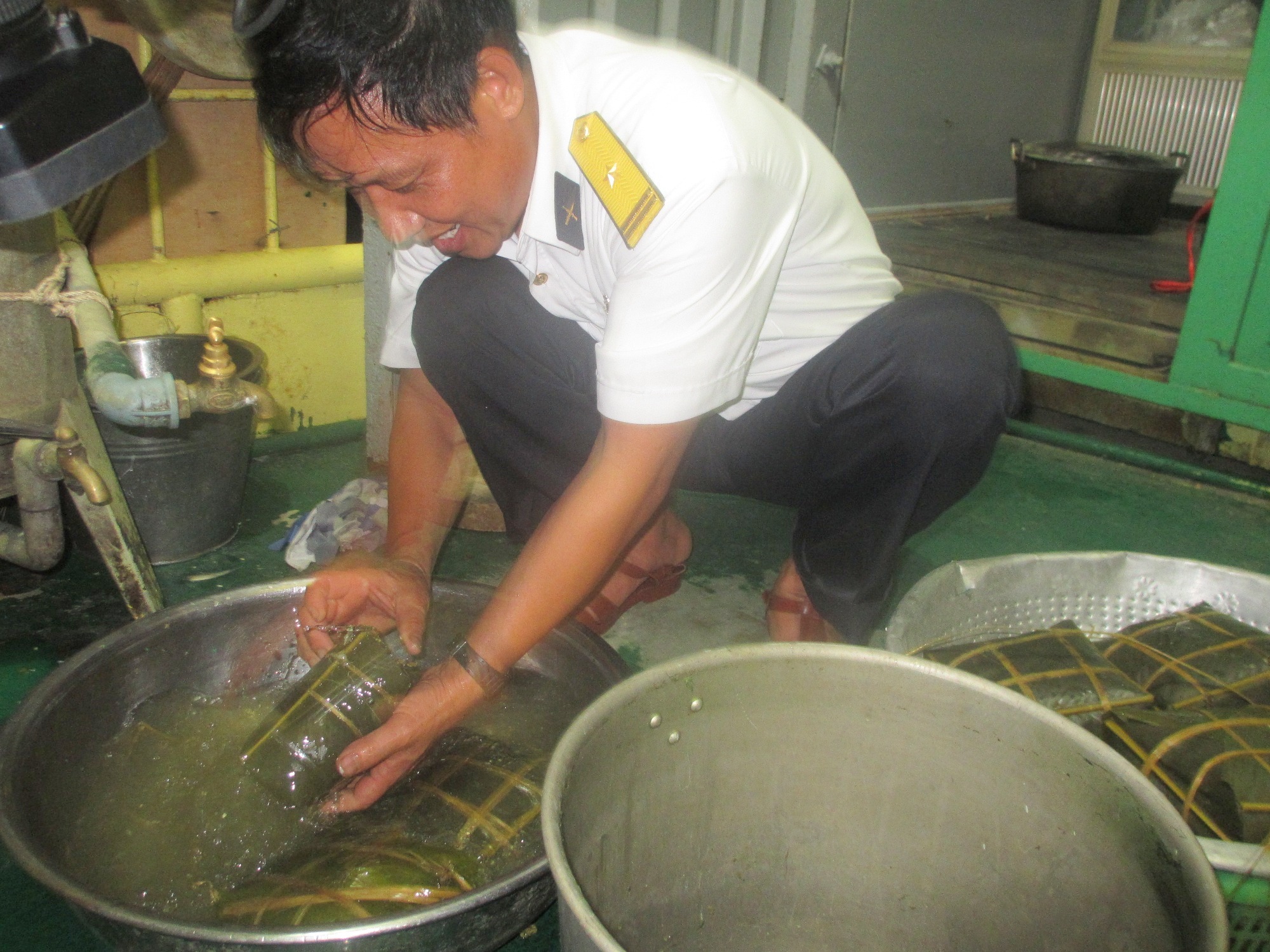 Chỉ huy trưởng nhà giàn DK1-10 vớt bánh chưng cúng tết