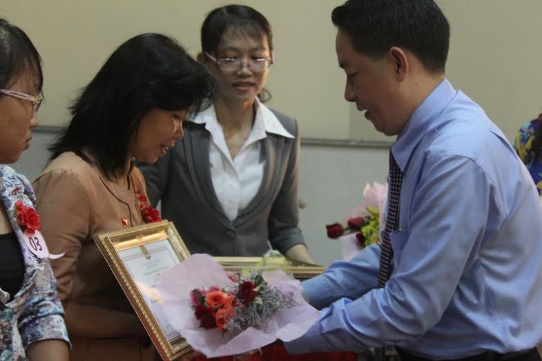 &Ocirc;ng Kiều Ngọc Vũ, Ph&oacute; chủ tịch LĐLĐ TP HCM, tặng kỷ niệm chương cho c&aacute;n bộ C&ocirc;ng đo&agrave;n ti&ecirc;u biểu tại quận 8, TP HCM
ảnh: L&Ecirc; TH&Uacute;Y