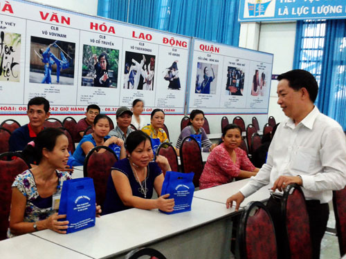 Tặng 700 radio cho công nhân
