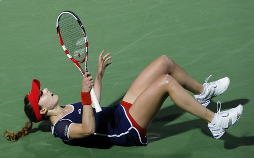 Alize Cornet phá hỏng giấc mơ “nội chiến” nhà Williams