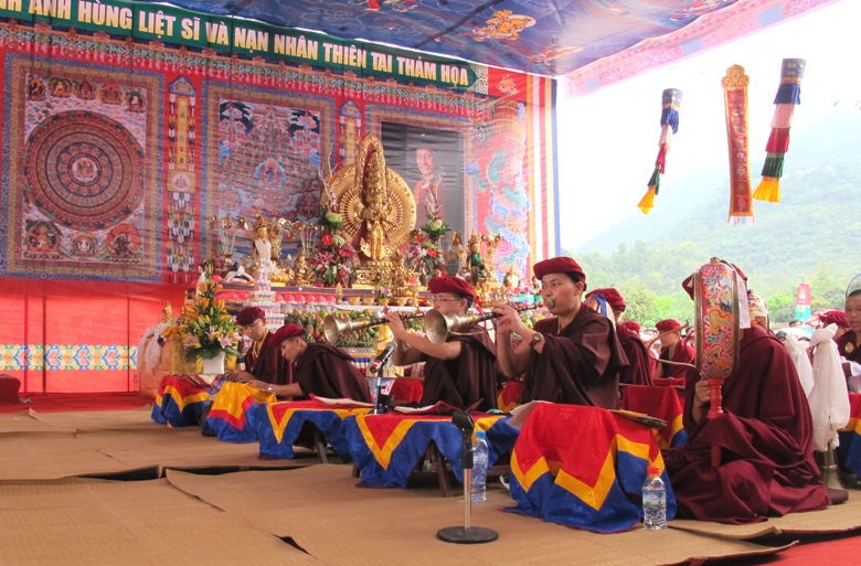 C&aacute;c thành vi&ecirc;n tăng đo&agrave;n từ Ấn Độ trong nghi lễ tụng niệm