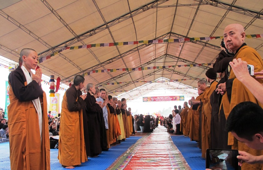 Chờ đ&oacute;n Đức Ph&aacute;p Vương