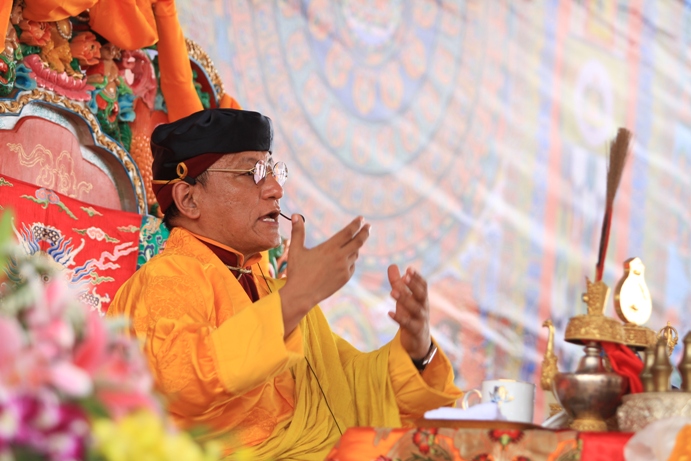 Sau phần nghi lễ, Ph&aacute;p Vương d&agrave;nh gần một giờ đồng hồ tr&ograve; chuyện với ch&uacute;ng sinh về t&igrave;nh y&ecirc;u thương; quan niệm nh&acirc;n quả, lu&acirc;n hồi của nh&agrave; Phật; sự b&igrave;nh đẳng giữa mu&ocirc;n lo&agrave;i v&agrave; vạn vật trong vũ trụ, qua đ&oacute; chỉ ra cội gốc của thi&ecirc;n tai, thảm họa m&agrave; con người phải g&aacute;nh chịu