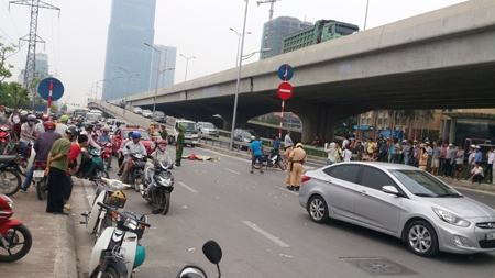 Một vụ tai nạn xe máy gây chết người xảy ra gần đây trên đường Phạm Hùng (Hà Nội).