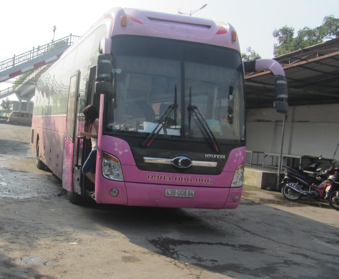 Chiếc xe kh&aacute;ch chở h&agrave;ng từ Đ&agrave; Nẵng v&agrave;o TP HCM.