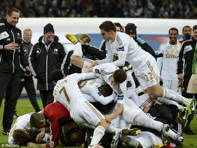 Nội bộ Swansea rối ren: 6 cầu thủ đánh nhau trên sân tập