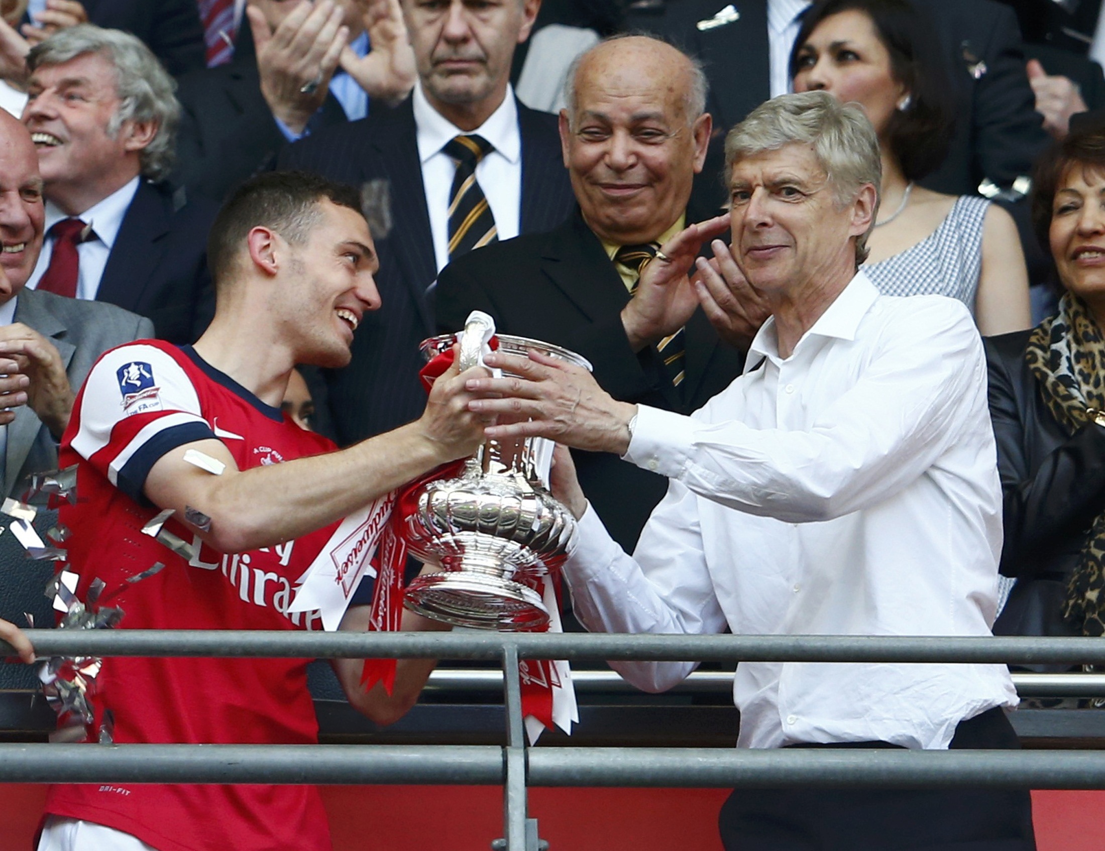 HLV Wenger v&agrave; Vermaelen tr&ecirc;n bục nhận c&uacute;p