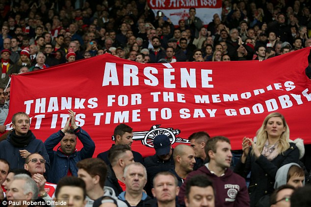 Băng r&ocirc;n của c&aacute;c CĐV Arsenal đ&ograve;i HLV Wenger từ chức