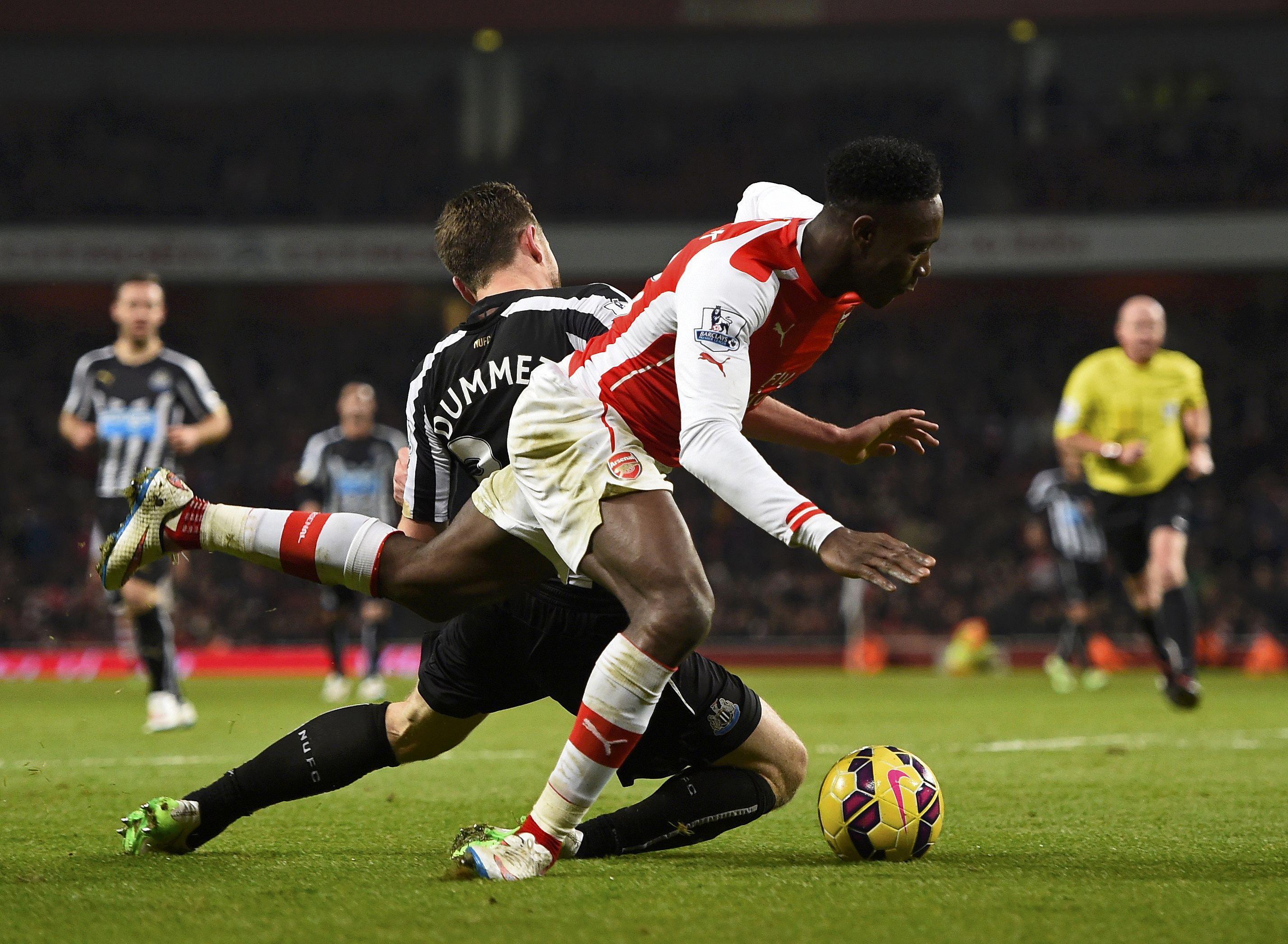 Pha phạm lỗi của Paul Dummett với Danny Welbeck dẫn đến quả phạt đền.