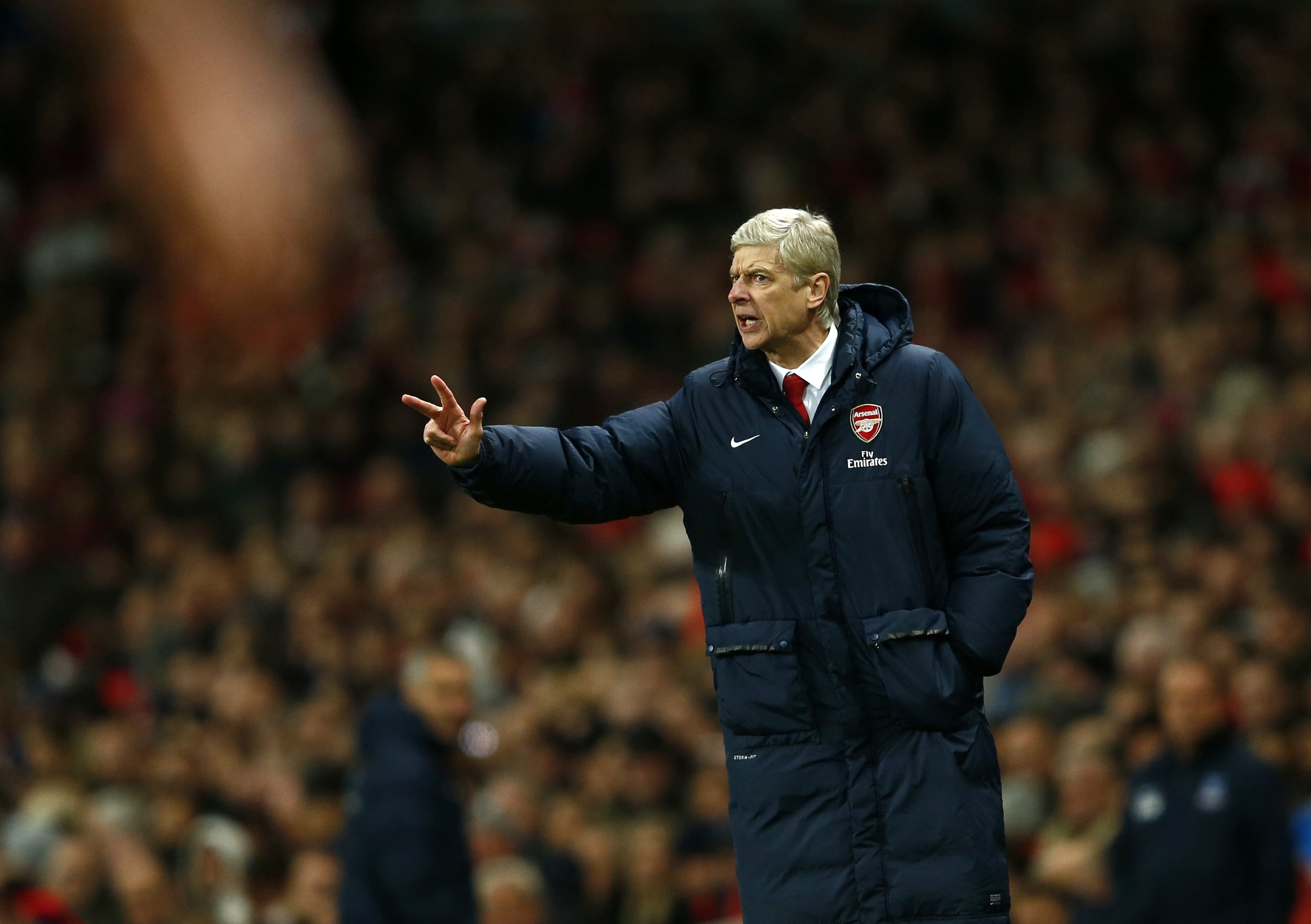 HLV Wenger khen Chamberlain, bực dọc vụ Kallstrom