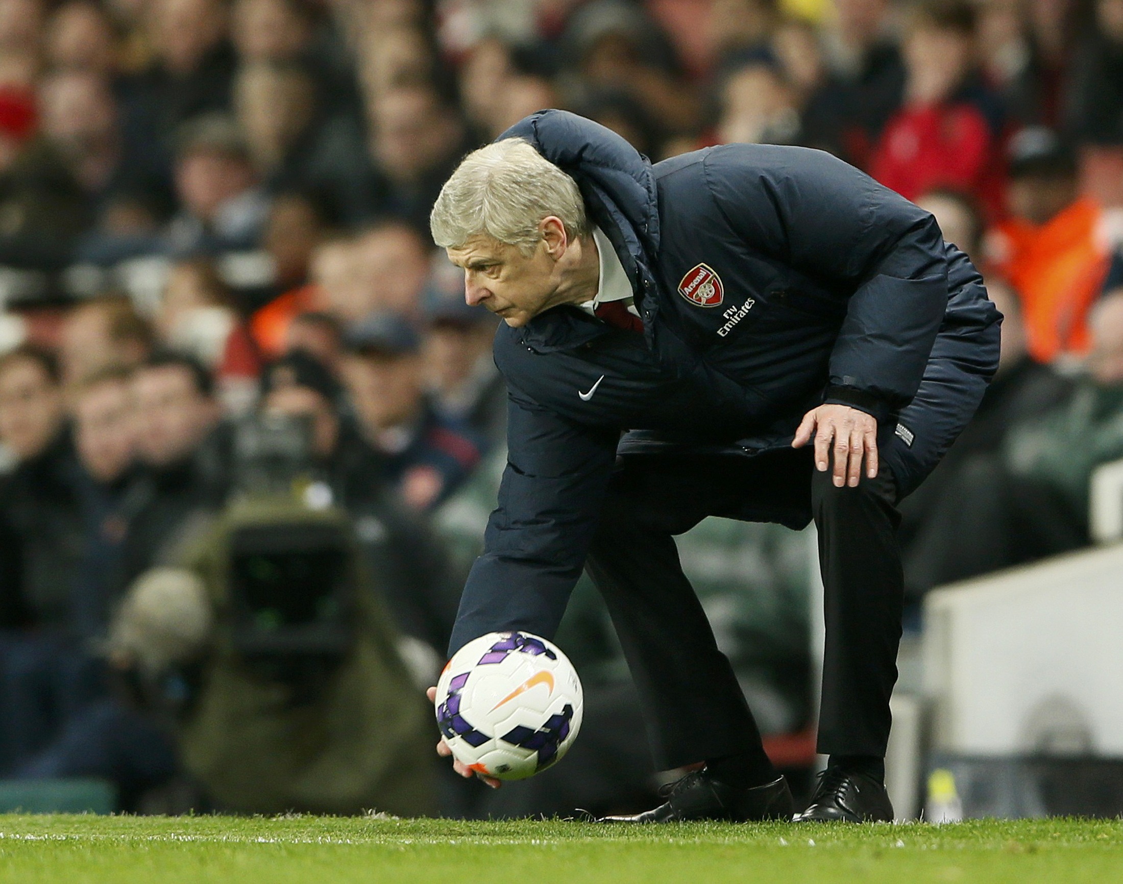 HLV Arsene Wenger nuối tiếc v&igrave; hy vọng v&ocirc; địch đang ng&agrave;y một mong manh sau trận h&ograve;a 2-2 trước Swansea