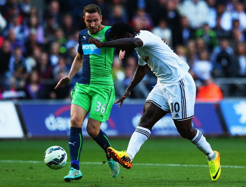 Wilfried Bony (10, Palace) đi bóng trước hàng công Newcastle