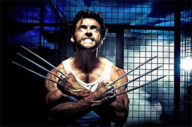 Hugh Jackman suýt tự cắt “của quý” vì móng vuốt