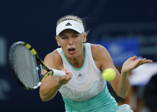 Wozniacki không thắng nổi đàn chị Venus