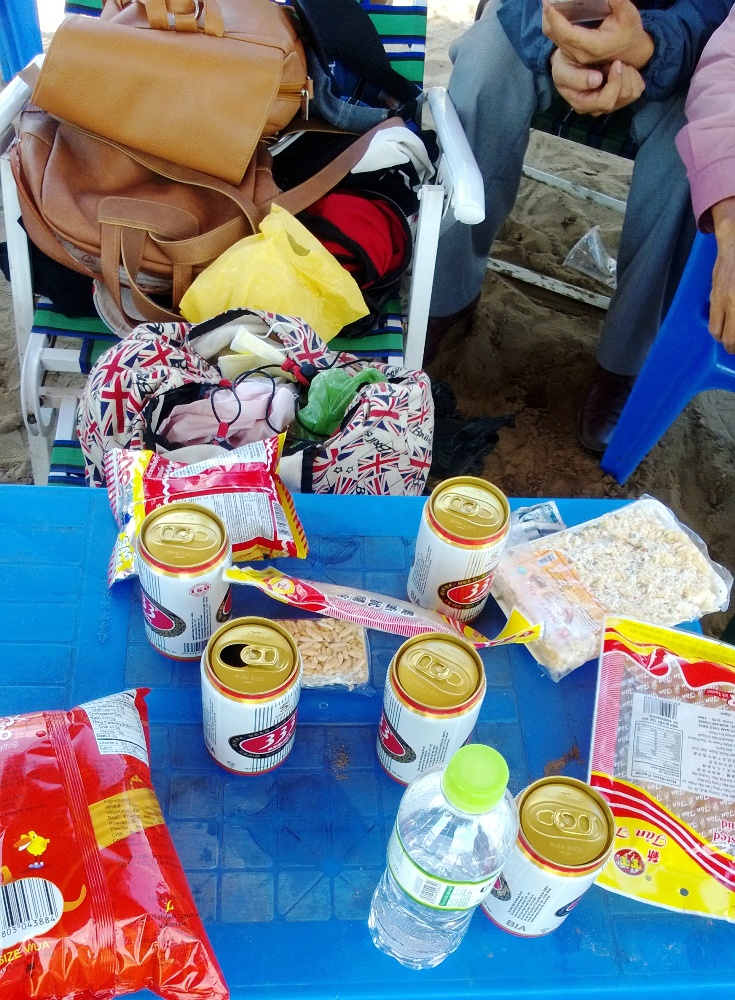 Đồ ăn, nước uống m&agrave; nh&oacute;m học sinh mang theo