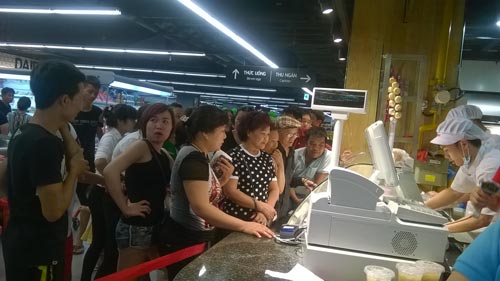 Có khách hàng phải xếp một tiếng đồng hồ để mua một con gà quay.
