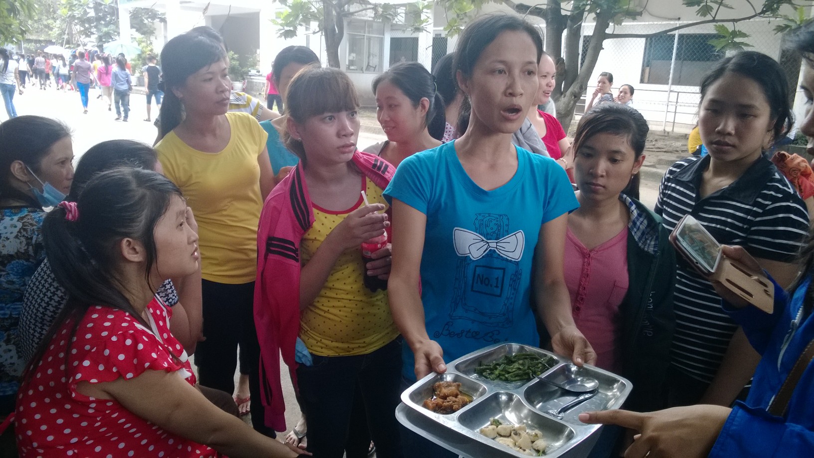 C&ocirc;ng nh&acirc;n C&ocirc;ng ty TNHH May Top One đang b&agrave;y tỏ bức x&uacute;c về bữa ăn k&eacute;m chất lượng trưa 27-10