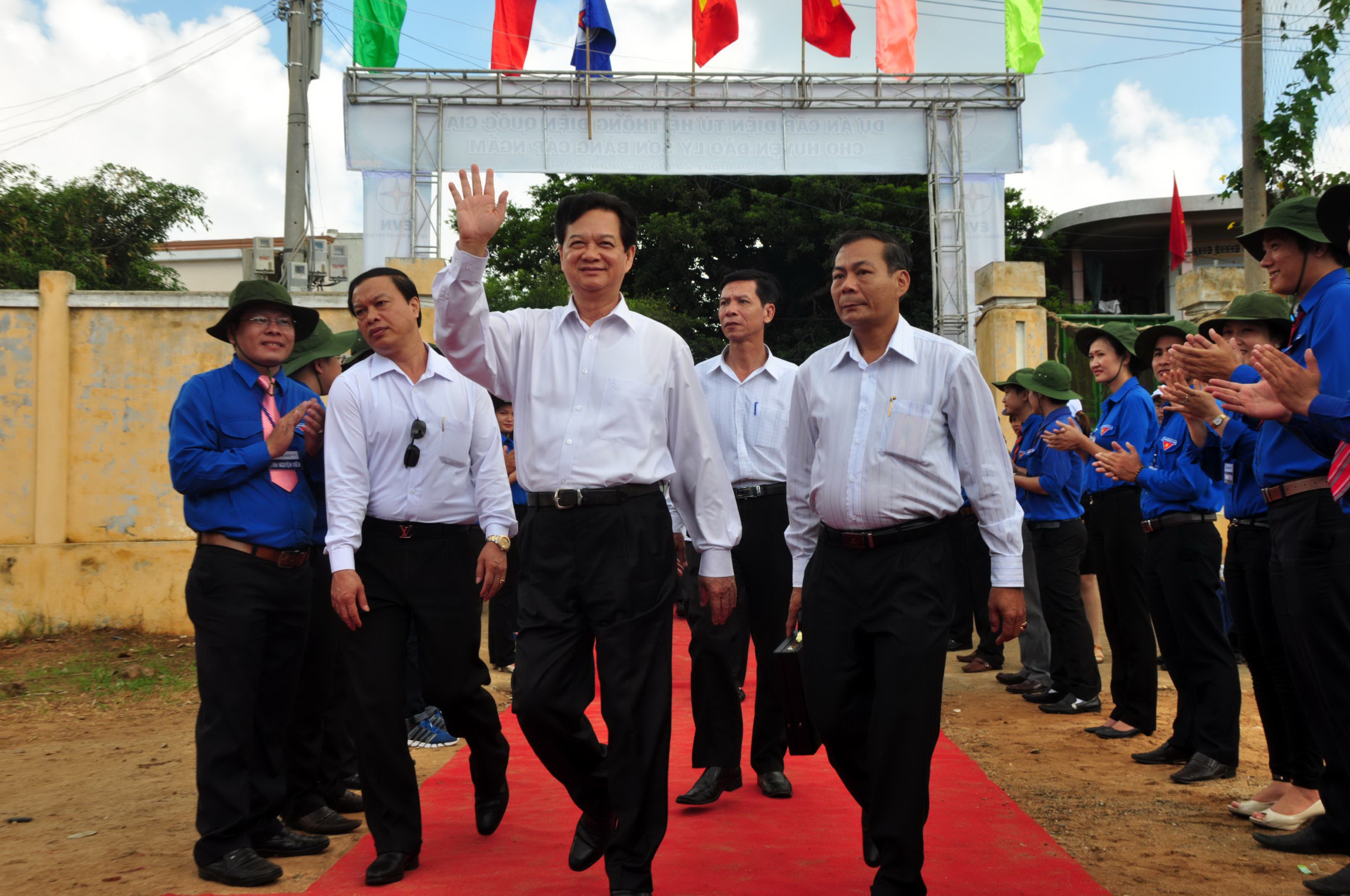 Điện quốc gia thắp sáng đảo Lý Sơn
