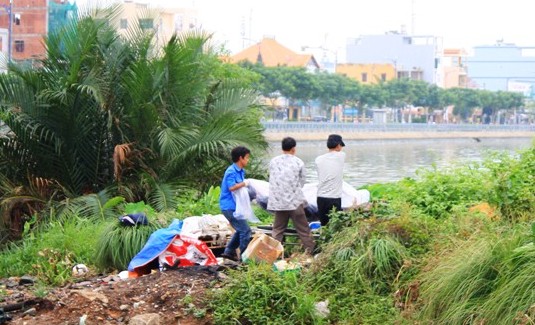 Xác nữ chết trôi có vết cắt trên cổ