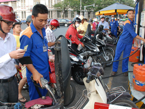 Bộ T&agrave;i ch&iacute;nh đề nghị c&aacute;c doanh nghiệp xăng dầu đầu mối chưa tăng gi&aacute; b&aacute;n lẻ. Ảnh tư liệu