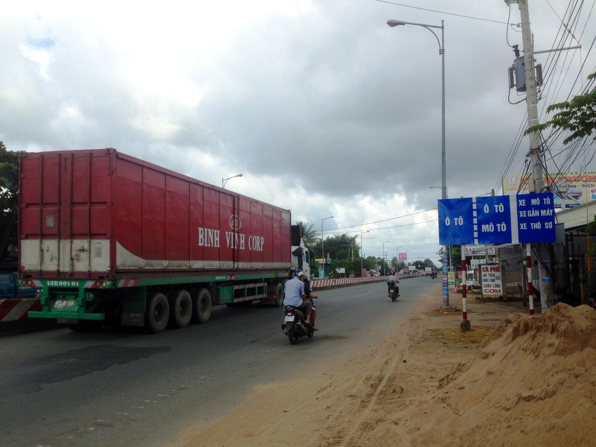 Xe container chạy rất chậm cũng được chạy v&agrave;o l&agrave;n đường d&agrave;nh cho xe con v&agrave; xe dưới 30 chỗ ngồi 